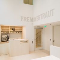 Foyer mit Café im Erweiterungsbau des Jüdischen Museums Franken in Fürth. © Jüdisches Museum Franken Fotografin: Annette Kradisch, Nürnberg