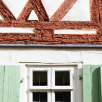 Nahaufnahme des Fachwerks des Jüdischen Museums Franken in Schnaittach.