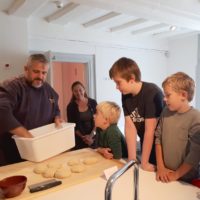 Workshop Berches backen im Jüdischen Museum in Fürth. 