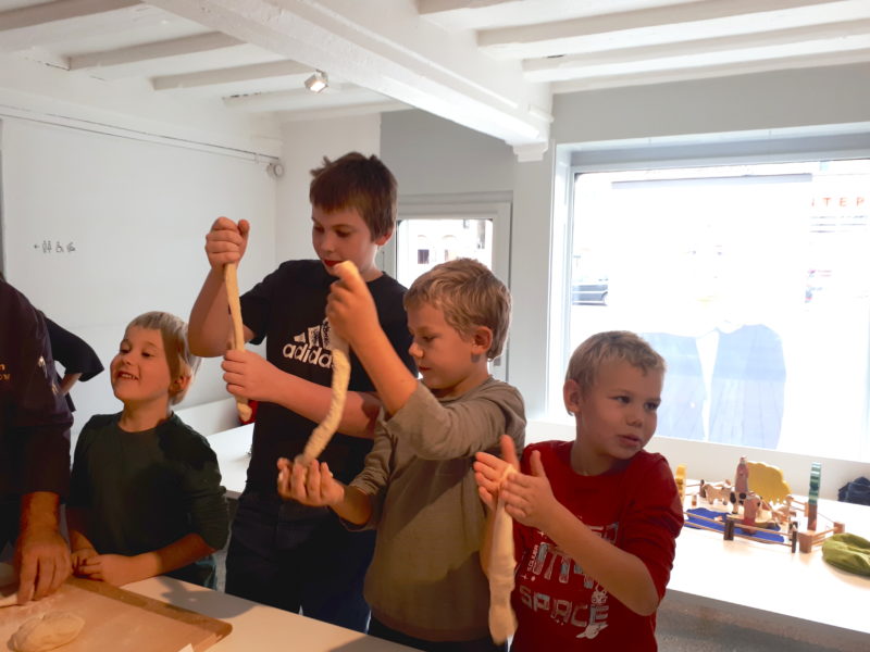 In den Sommerferien bietet das Jüdische Museum Franken einen Backworkshop für Ferienkinder an. 