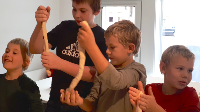 Kinder backen Berches, das trditionelle jüdische Weißbrot, im Jüdischen Museum Franken in Fürth.