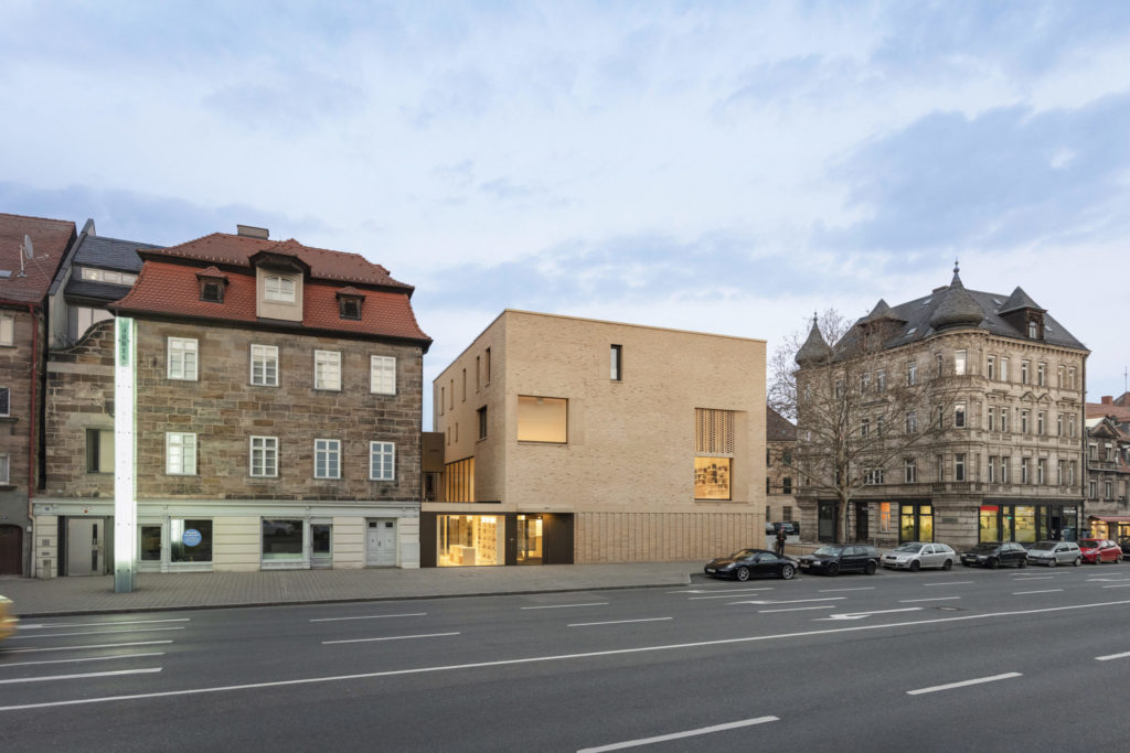 Fürth, Abend, Neubau, Altbau, Gebäude außen,
