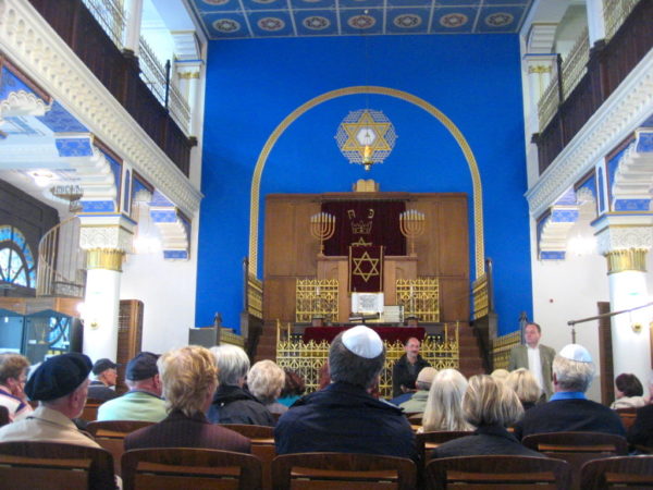 Innennaufnahme einer Synagoge, die der Förderverein des Jüdischen Museums Franken bei einer Exkursion besichtigt hat.