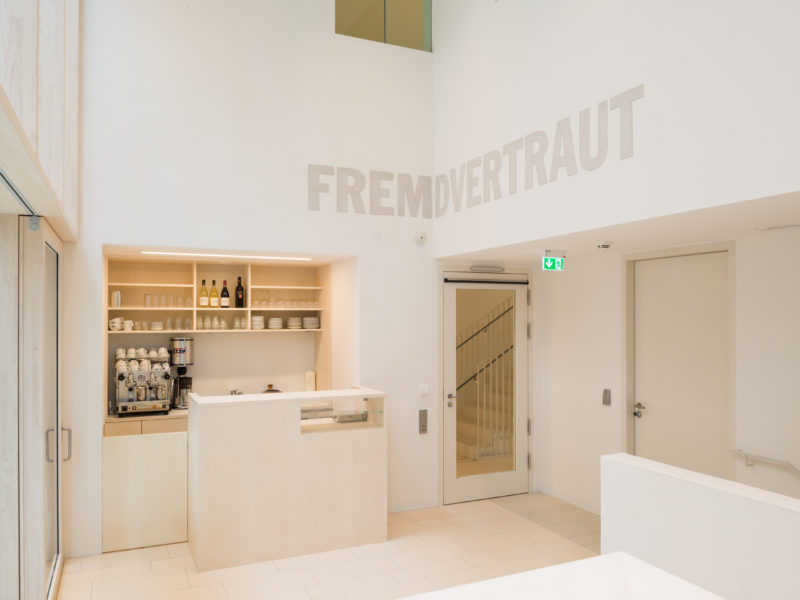 Blick in das Foyer des Erweiterungsbaus des Jüdischen Museums Franken in Fürth mit Kunst am Bau.