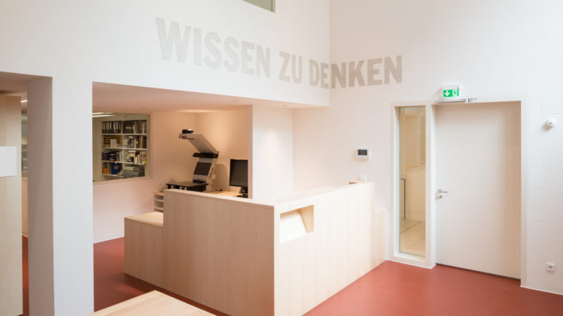 Die Studienbibliothek im Jüdischen Museum Franken in Fürth mit Kunst am Bau.