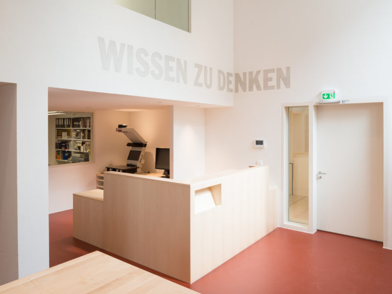 Die Studienbibliothek im Jüdischen Museum Franken in Fürth mit Kunst am Bau.