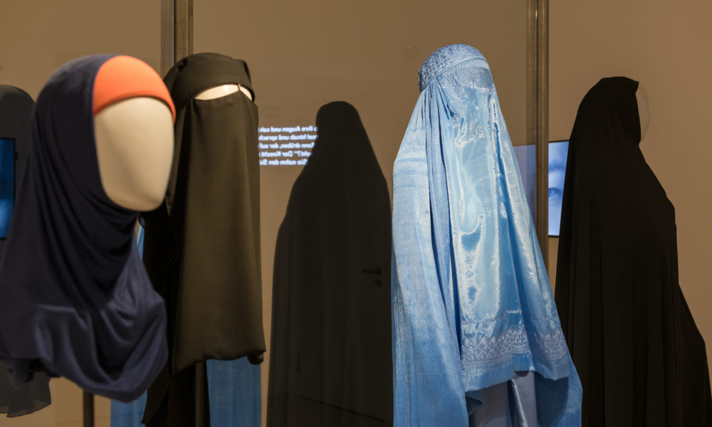 Blick in die Wechselausstellung "Cherchez la Femme" im Jüdischen Museum Franken in Fürth.