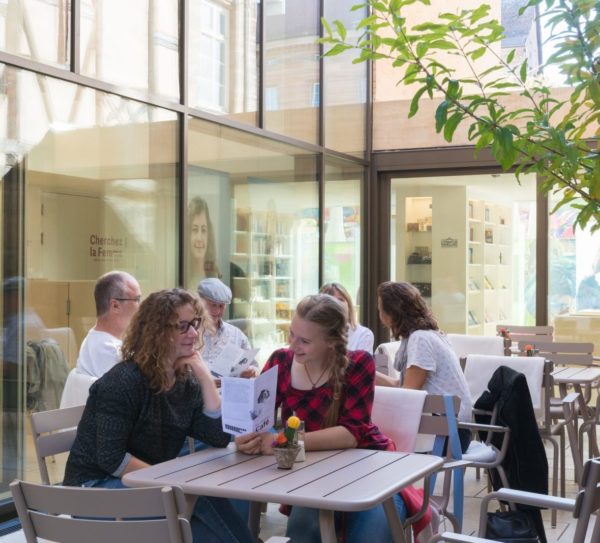 Gäste im Café Mary S. Rosenberg im Jüdischen Museum Franken in Fürth.