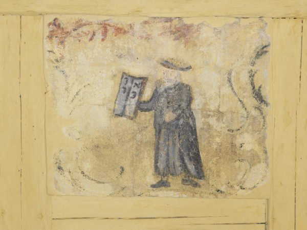 Detail der Wandmalereien in der Schwabacher Laubhütte, das Moses zeigt, wie er ide Gesetztestafeln empfängt.