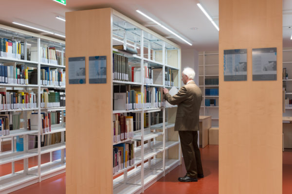 Bücherregale in der Studienbibliothek im Jüdischen Museum Franken in Fürth.