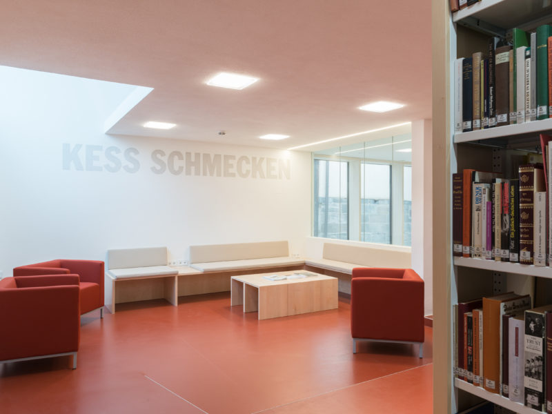 In der Leselounge im Erweiterungsbau des Jüdischen Museums Franken in Fürth kann man es sich mit einem Buch gemütlich machen.