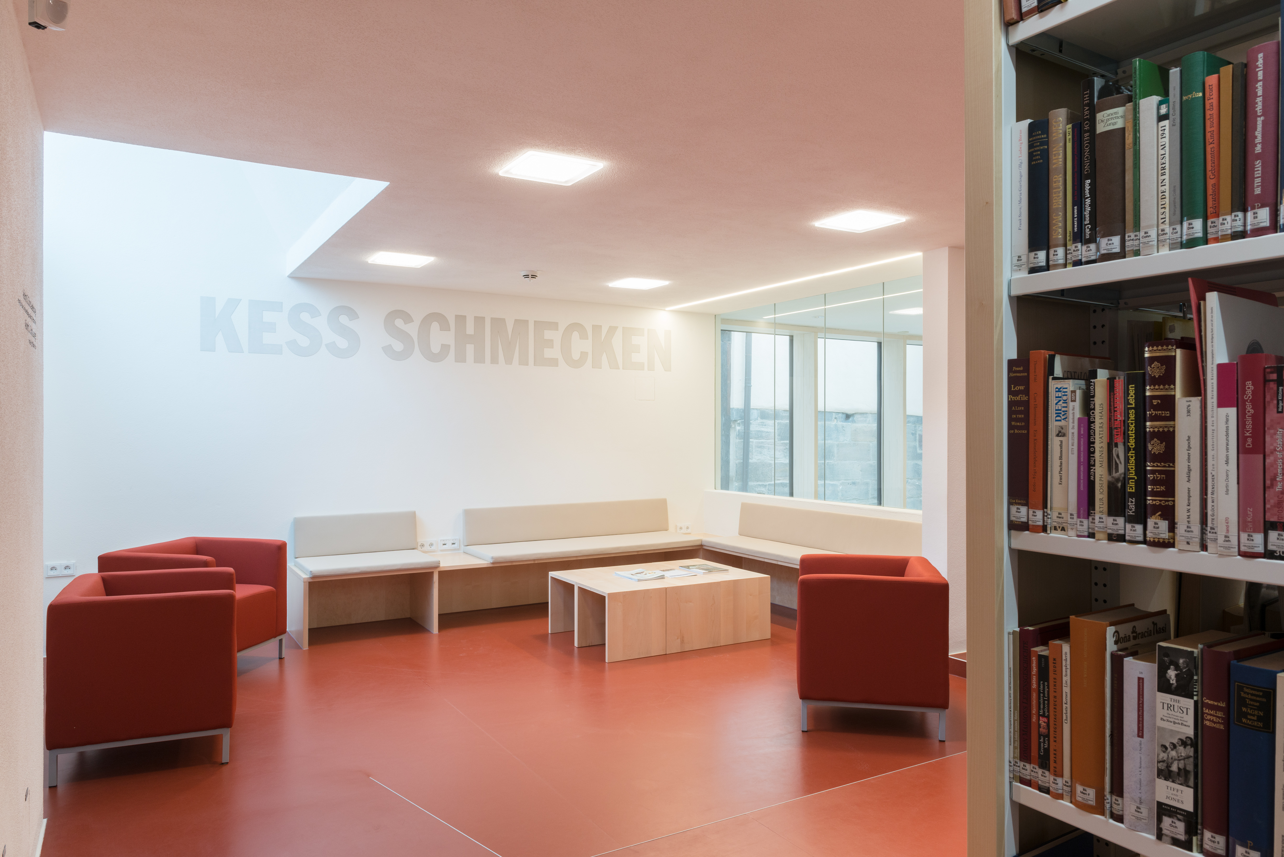 In der Leselounge im Erweiterungsbau des Jüdischen Museums Franken in Fürth kann man es sich mit einem Buch gemütlich machen.