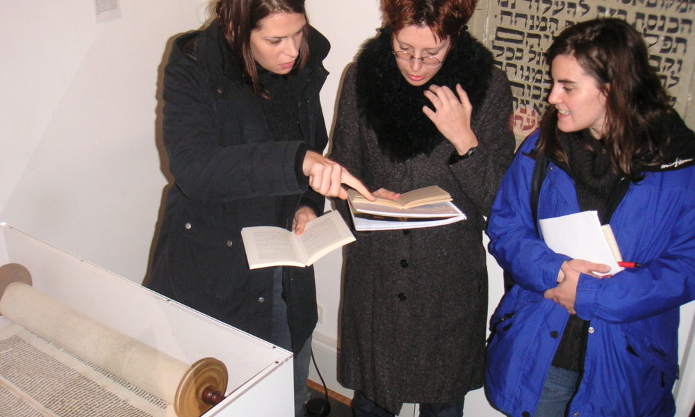 Besucherinnen in der Dauerausstellung des Jüdischen Museums Franken in Fürth.