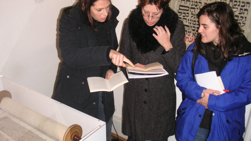 Besucherinnen in der Dauerausstellung des Jüdischen Museums Franken in Fürth.