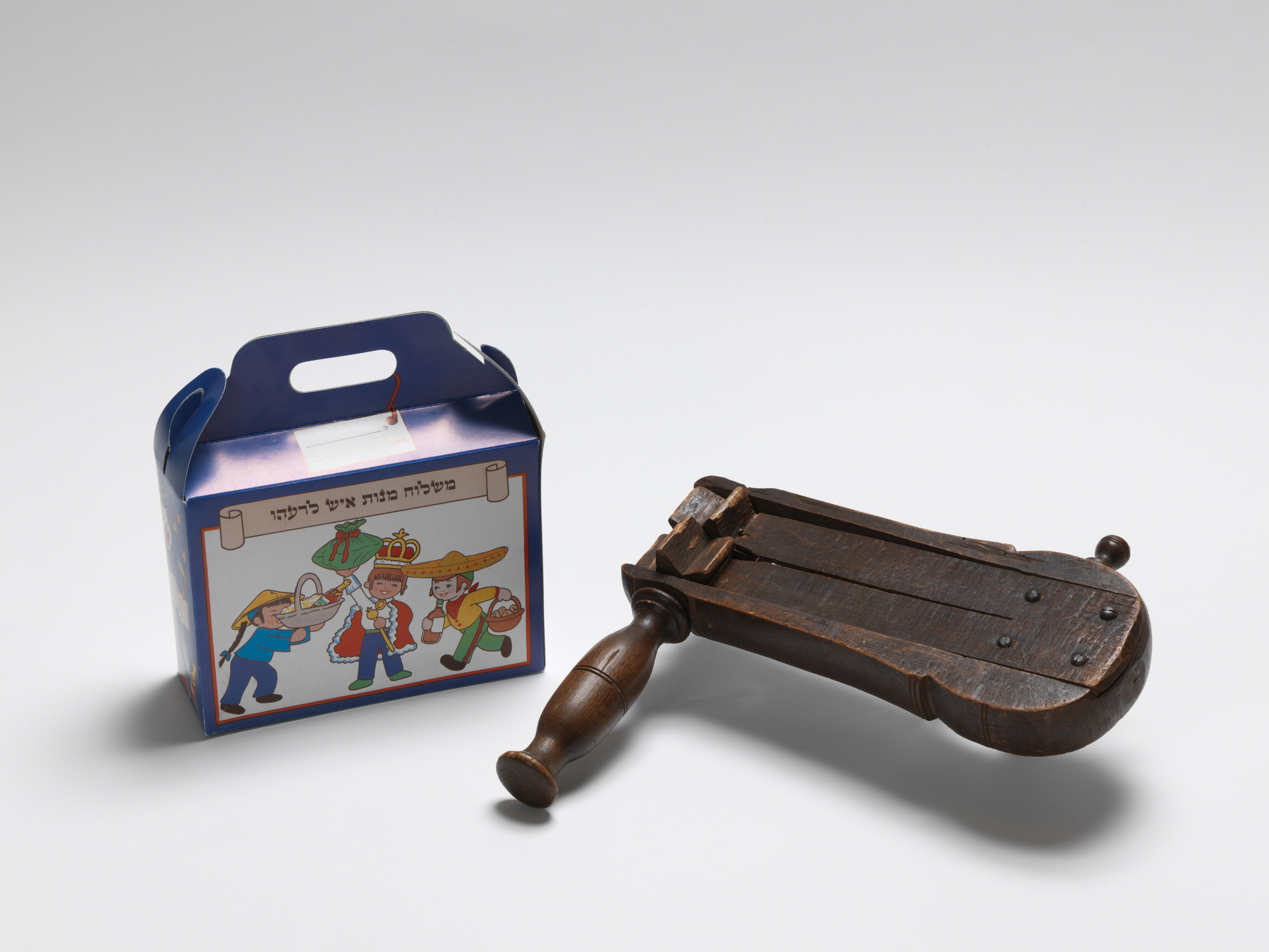 Tasche und Ratsche für das jüdische Fest Purim