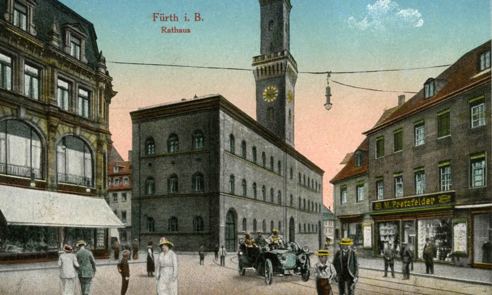 Historische Postkarte mit Fürther Rathaus. dem