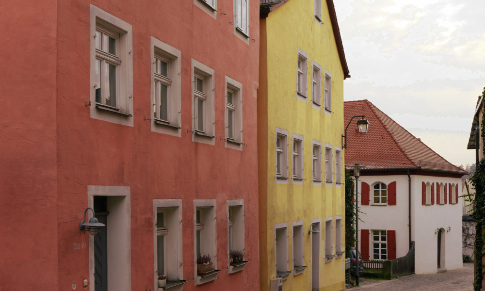 Blick auf die Synagogengasse in Schwabach mit dem Jüdischen Museum Franken im Vordergrund.