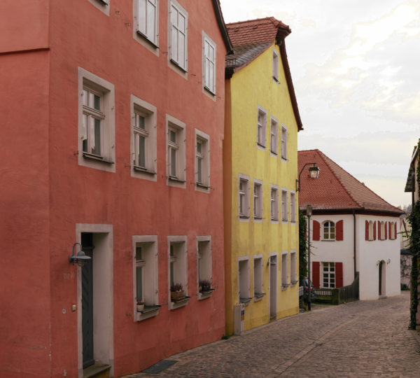 Blick auf die Synagogengasse in Schwabach mit dem Jüdischen Museum Franken im Vordergrund.