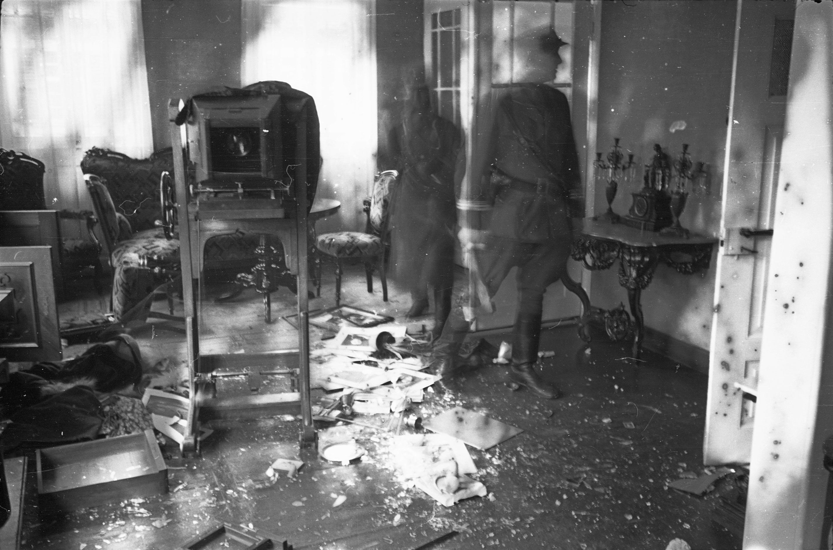 Blick in eine in der Pogromnacht 1938 verwüstete jüdische Wohnung.