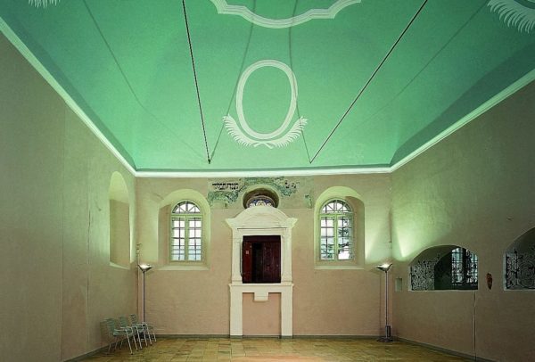 Blick in die Synagoge im Jüdischen Museum Franken in Schnaittach.