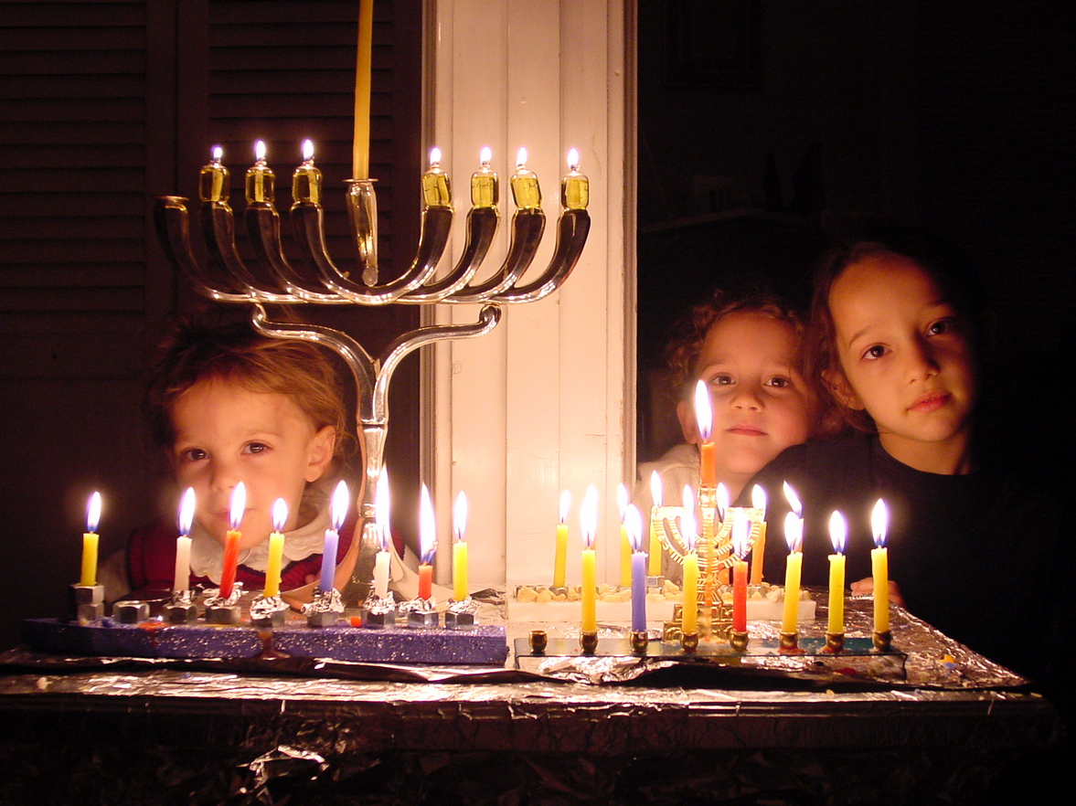 Jüdische Familien zünden zum jüdischen Lichterfest jedes Jahr im Winter den Chanukka-Leuchter an.