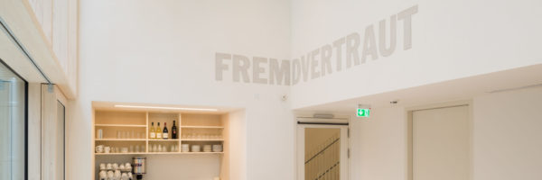 Blick in das Foyer des Erweiterungsbaus des Jüdischen Museums Franken in Fürth.
