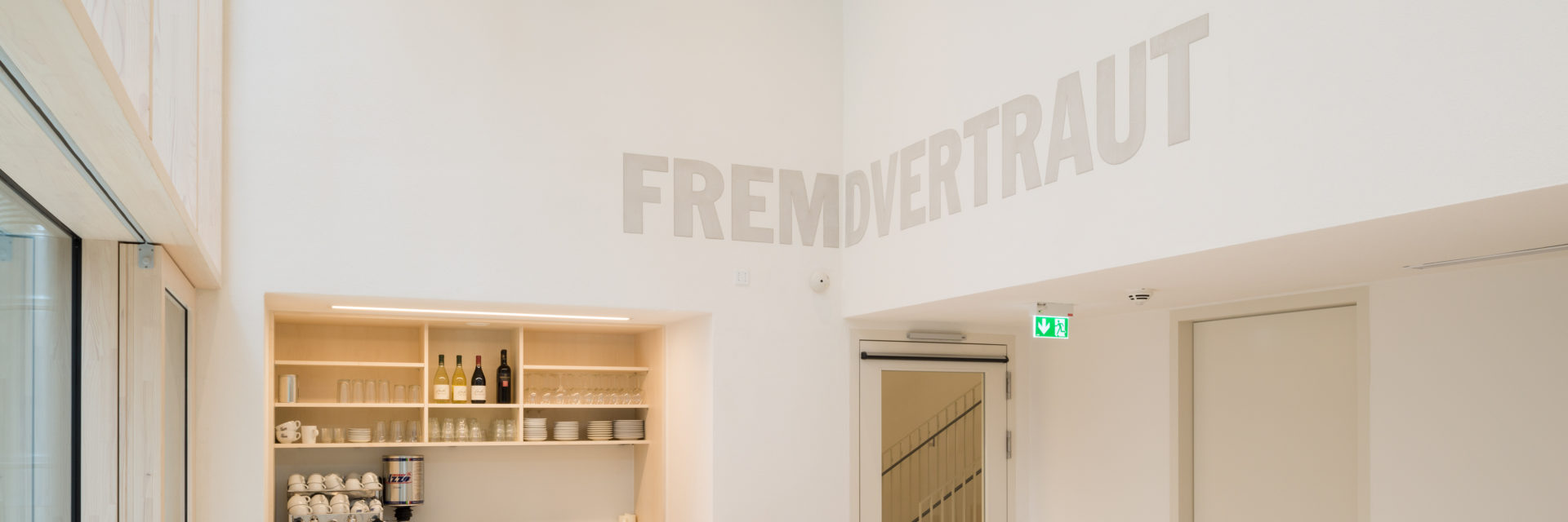 Blick in das Foyer des Erweiterungsbaus des Jüdischen Museums Franken in Fürth.
