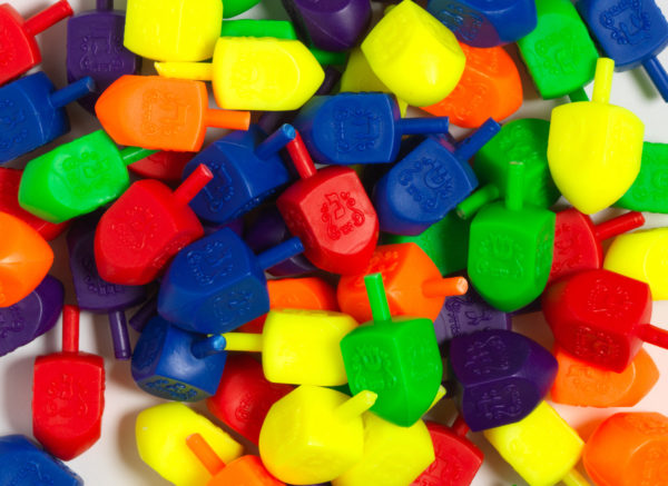 Bunte Dreidel, die von jüdischen Kindern während des achttägigen Lichterfestes Chanukka gedreht werden.
© Jüdisches Museum Franken