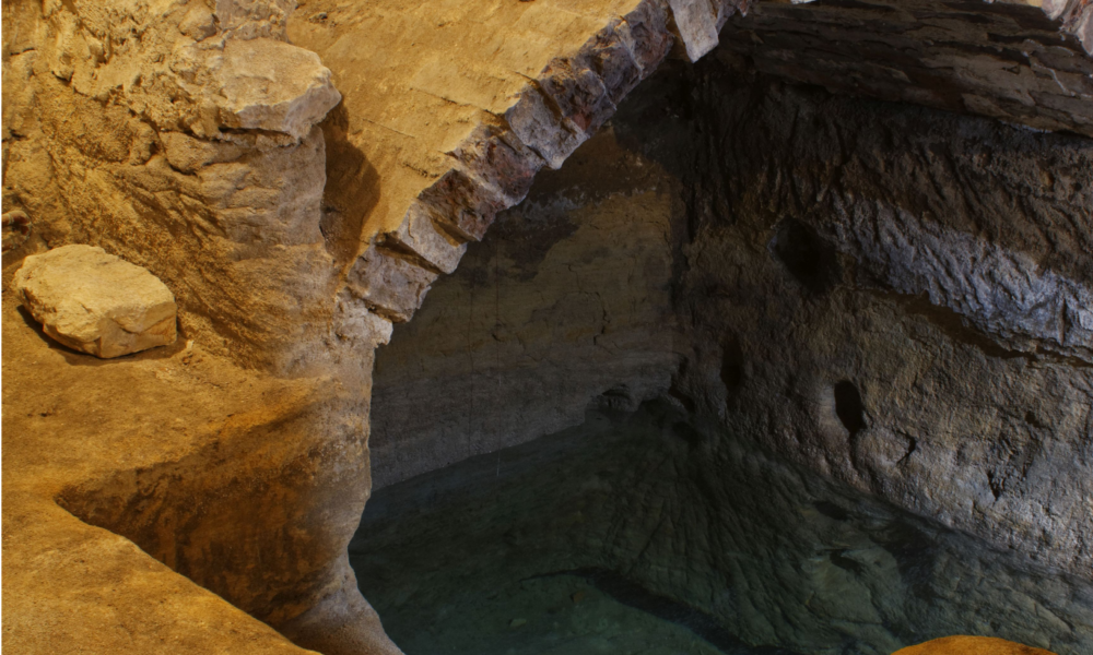 Die Mikwe in Schnaittach ist eines der Fotomotovie aus der Ausstellung "Jüdische Spuren in Franken" im JMF Schnaittach. ©Christian Schuster.