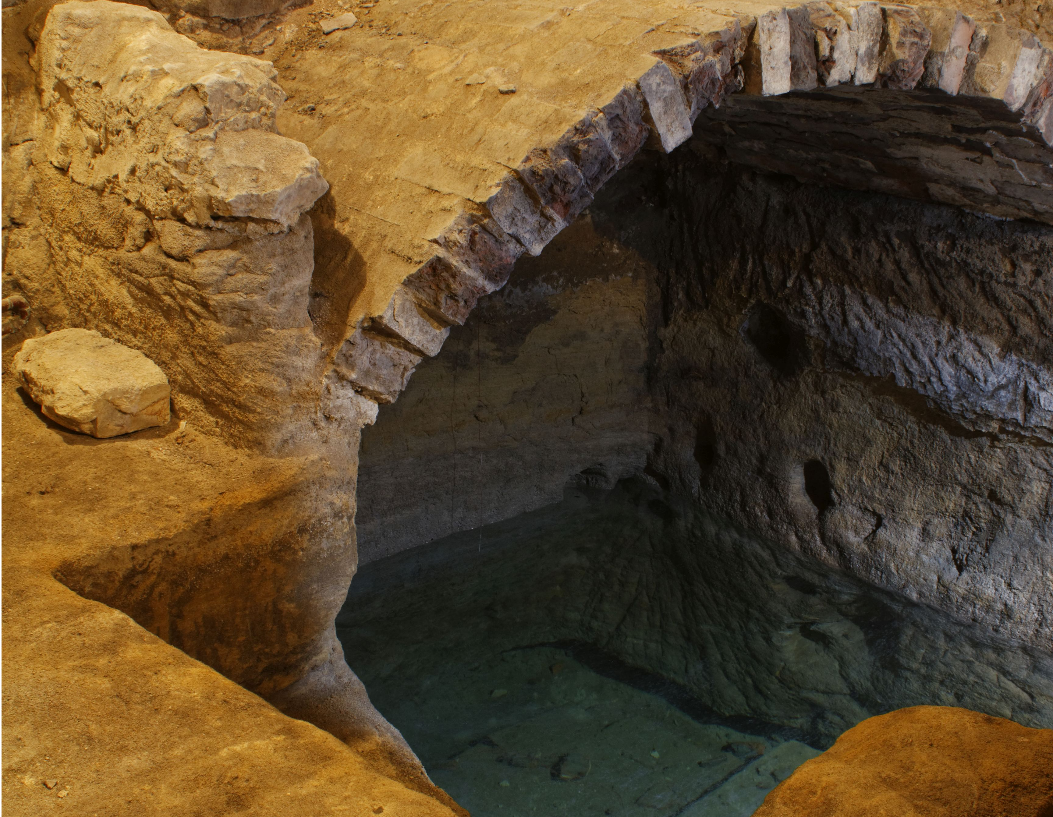 Die Mikwe in Schnaittach ist eines der Fotomotovie aus der Ausstellung "Jüdische Spuren in Franken" im JMF Schnaittach. ©Christian Schuster.