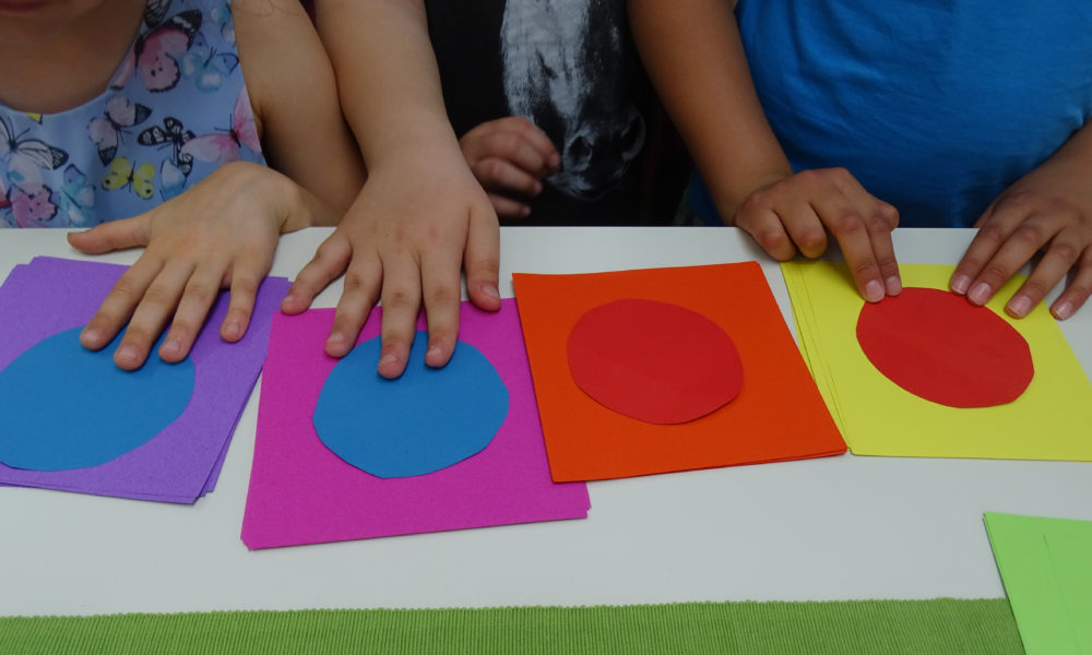 Schülerinnen und Schüler, die ihre eigenen künstlerischen Werke für ihre Ausstellung "Ottos Farben" entwerfen.