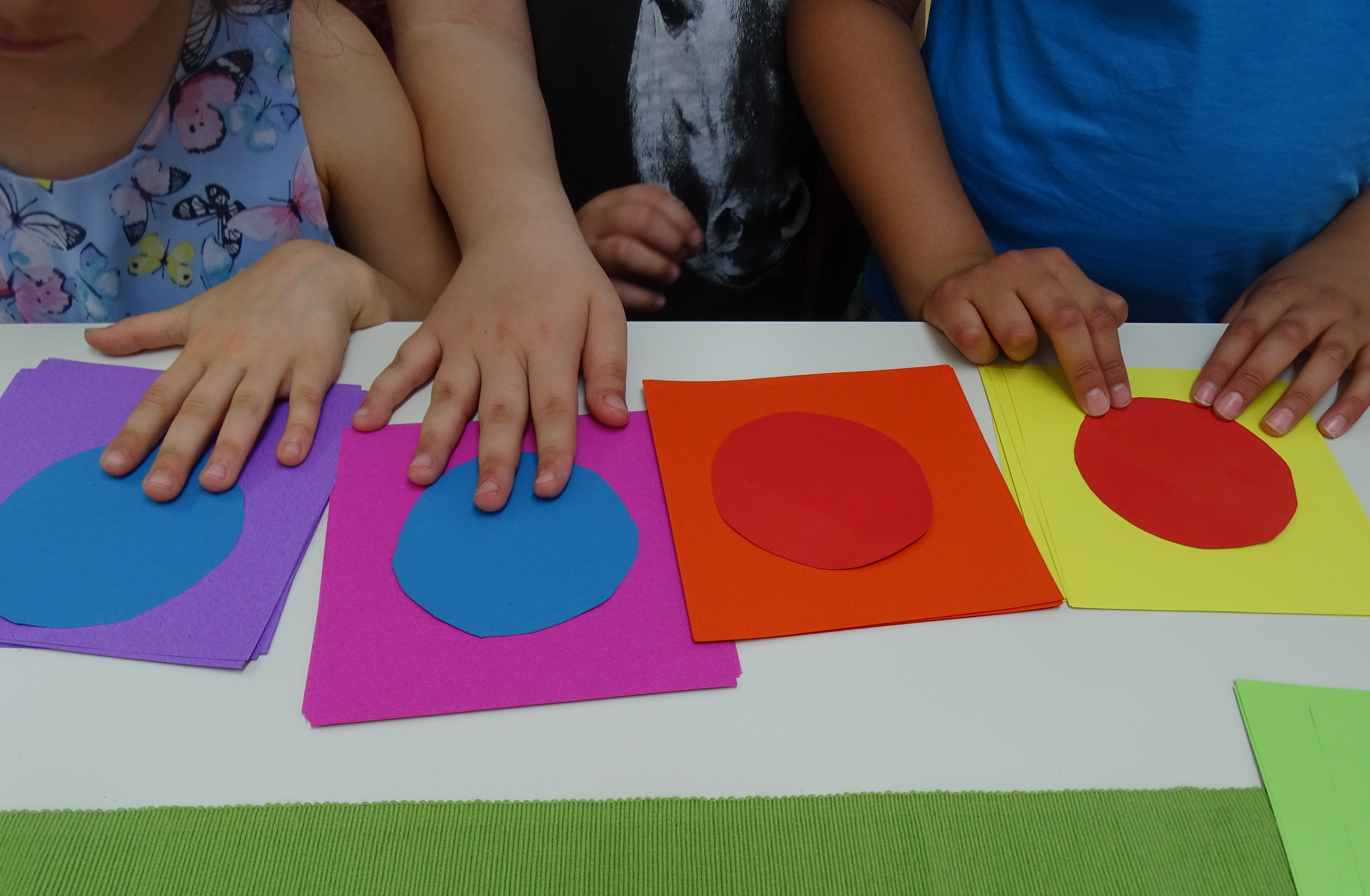 Schülerinnen und Schüler, die ihre eigenen künstlerischen Werke für ihre Ausstellung "Ottos Farben" entwerfen.